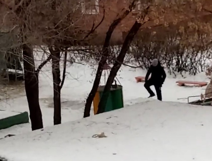 Подросток ломает горку. Кадр из видео Анастасии Левченко-Мацун.
