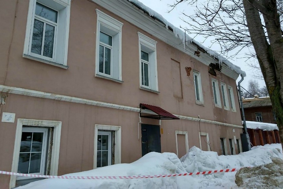 За падение снега на голову «управляйке» могут выписать штраф до 300 тысяч рублей. Фото: admkirov.ru