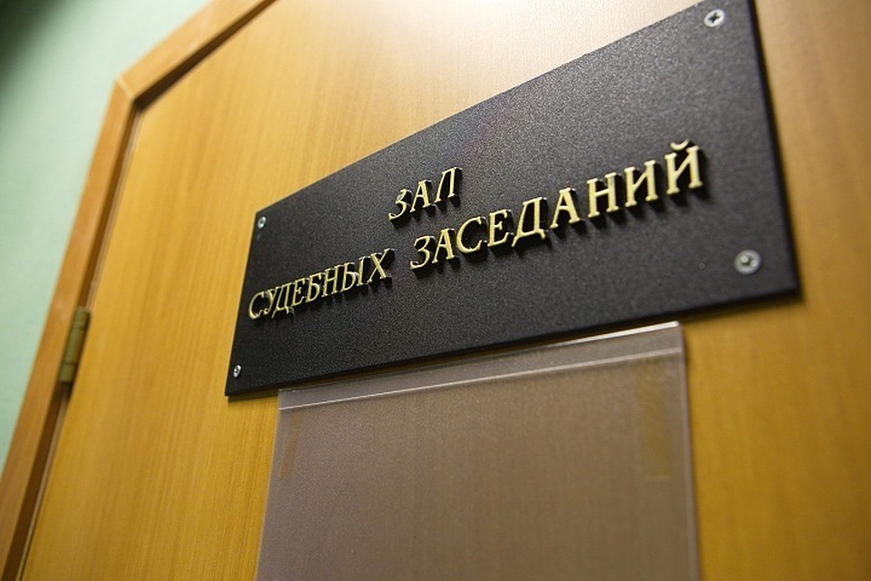 Суд отправил под арест двух фигурантов дела о мошенничестве с квартирами пенсионеров.