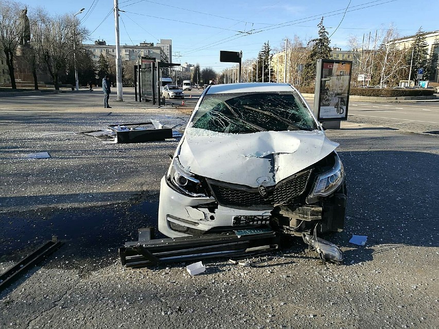 Иномарка протаранила остановку. Пострадала девушка.