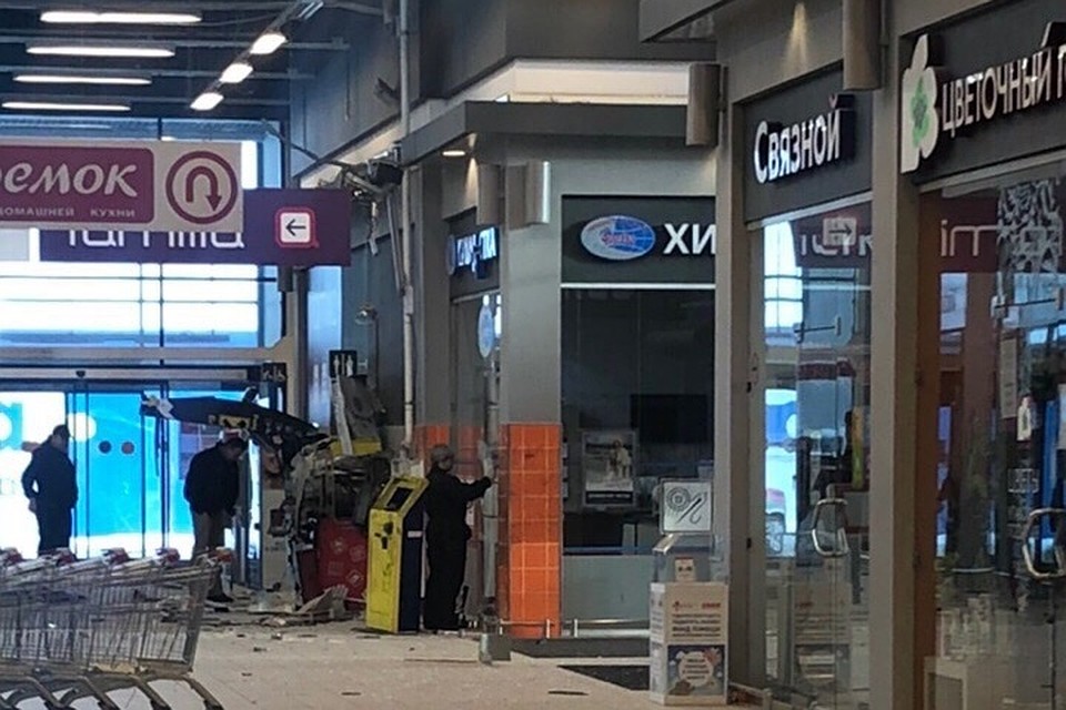 В магазине на Пулковском шоссе в Петербурге взорвали банкомат
