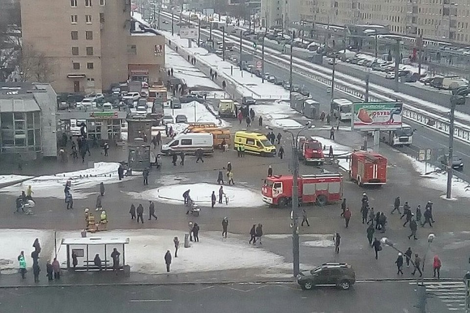 "Академическую" и "Гражданский проспект" в Петербурге окружили машины МЧС