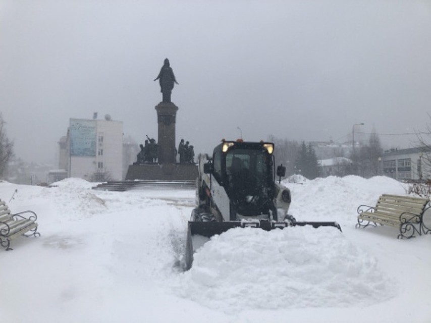 В Ханты-Мансийске на борьбу со снегопадом вывели всю спецтехнику. Фото с сайта администрации города Ханты-Мансийск