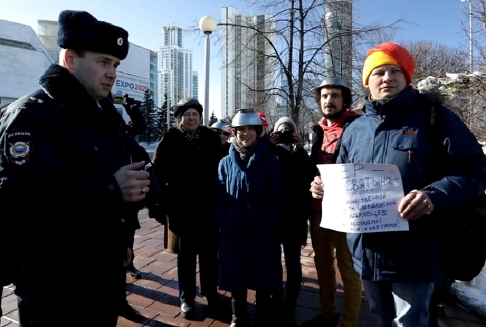 Полицейский попросил пикетчиков снять дуршлаги