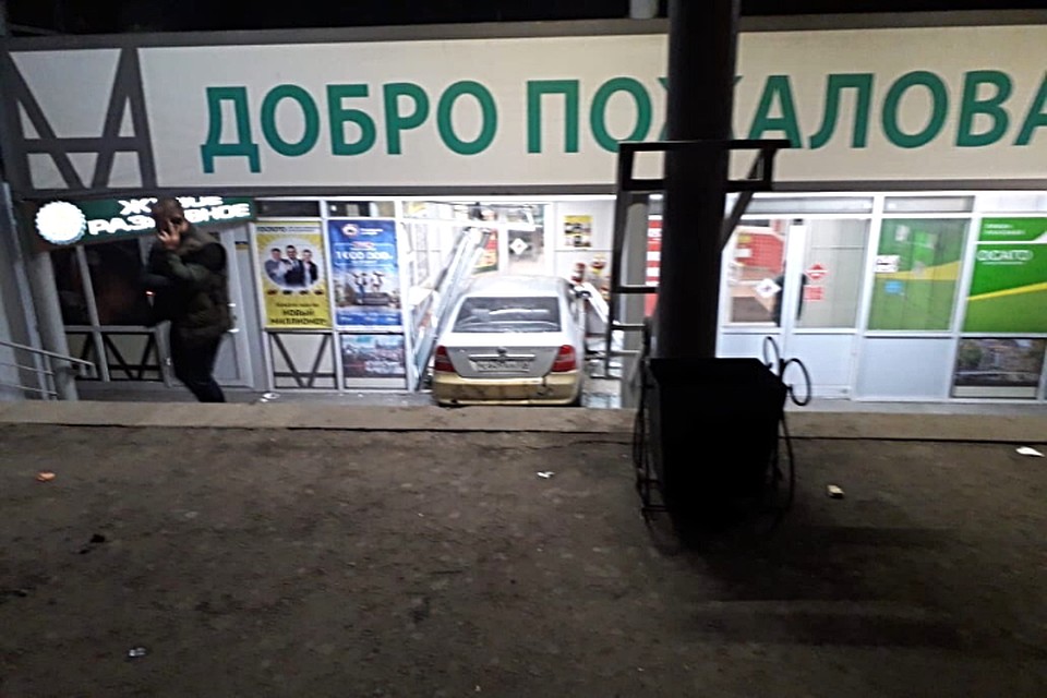 Автомобиль без водителя въехал в магазин в Улан-Удэ. Фото: группа ДТП 38.