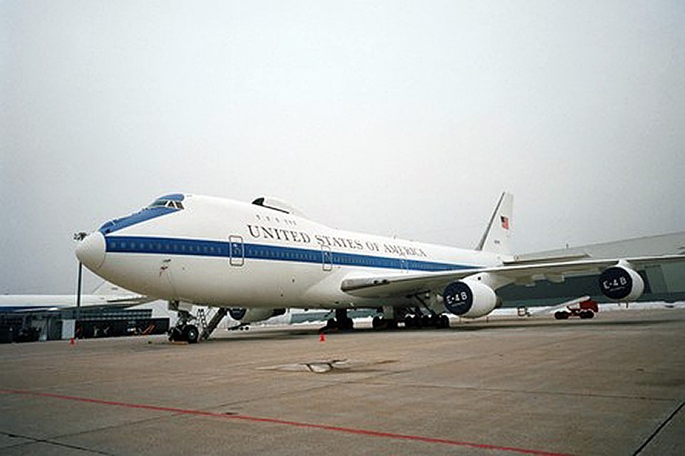 Boeing E-4B Nightwatch представляет собой начиненный самым совершенным электронным и навигационным оборудованием командный центр