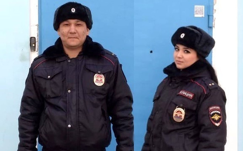 Полицейские вместе со спасателями оказывали первую медпомощь пострадавшим до приезда неотложки. Фото ГУ МВД по Астраханской области.