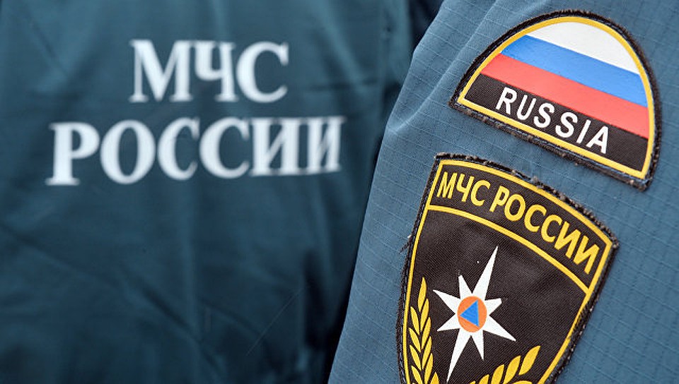 Авто с ребенком внутри заблокировалось, когда женщина закрыла заднюю дверь.