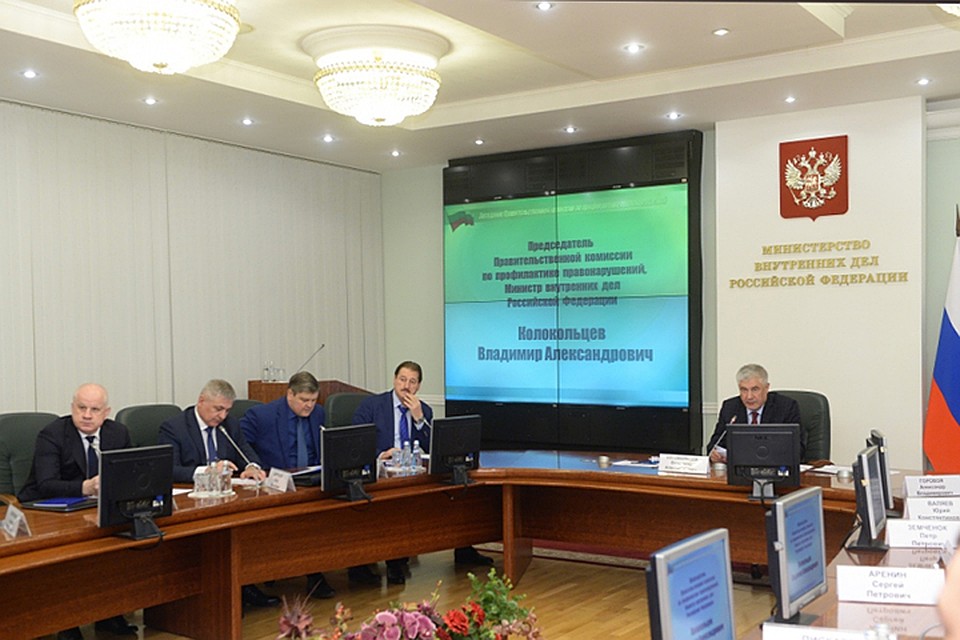 Председатель Правительственной комиссии, в лице Владимира Колокольцева, отметил, что "абсолютные показатели потребления табака все еще остаются высокими"