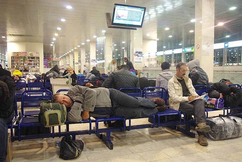 Из-за непогоды в Омске задержали несколько самолётов.