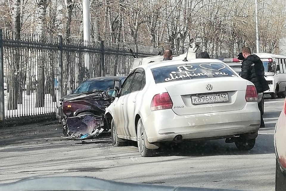 Передняя часть автомобиля после ДТП была всмятку. Фото: vk.com, "Регион 42", Мария Синельникова.
