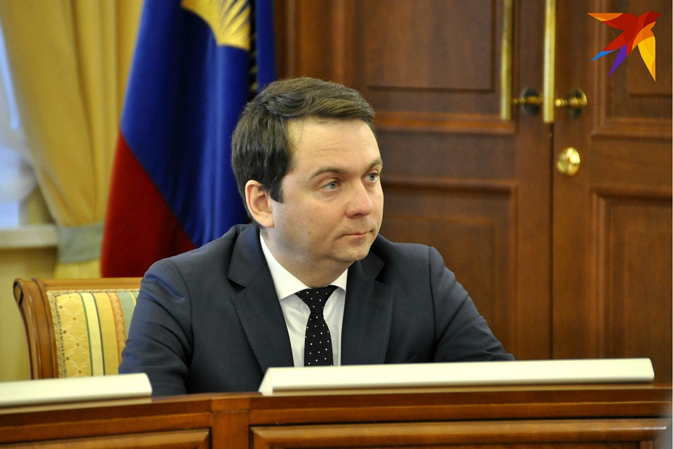 Андрей Чибис занял в зале место по правую руку от полпреда.