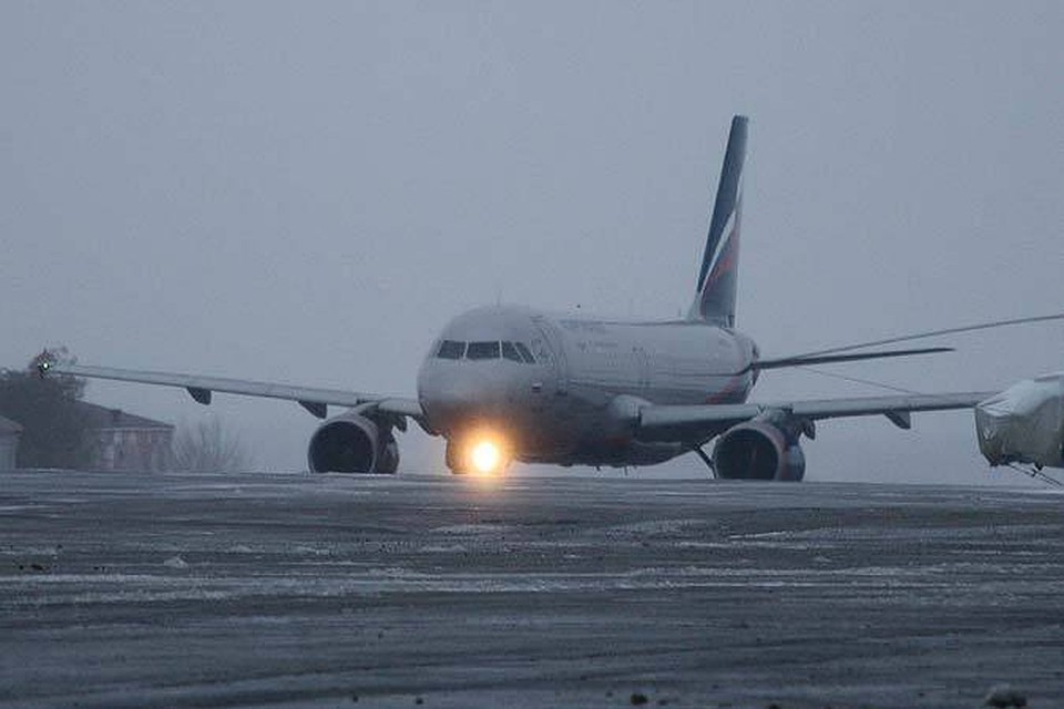 Самолет не смог приземлиться в Саратове из-за непогоды.
