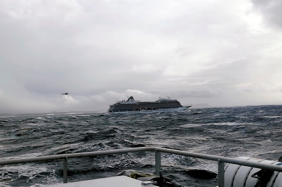 Судно Viking Sky потеряло ход у берегов Норвегии вечером в субботу