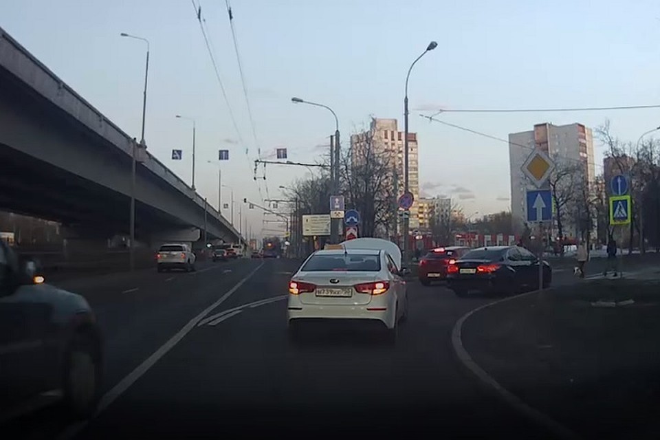 Водитель такси ехал с открытым капотом по Москве