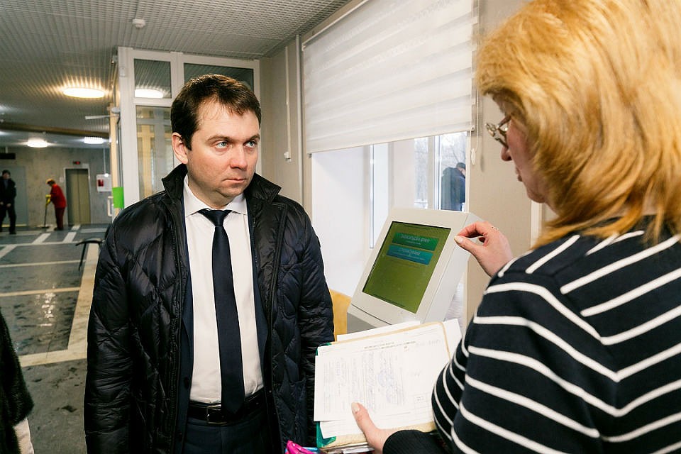 Инспектировать медучреждения Андрей Чибис поехал, чтобы узнать, откуда в здравоохранении Мурманской области такие проблемы. Фото: пресс-служба правительства Мурманской области