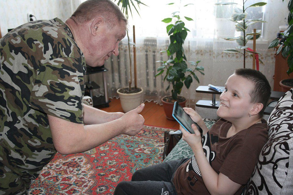 Потеряв жену, Николай отказался сдавать в интернат родную дочь-инвалида и воспитывает ее в одиночку.