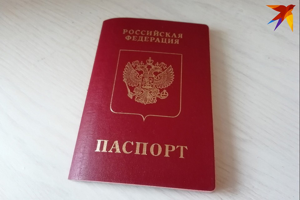Сотрудник салона связи по своему паспорту перевел деньги клиента, а потом забрал их себе
