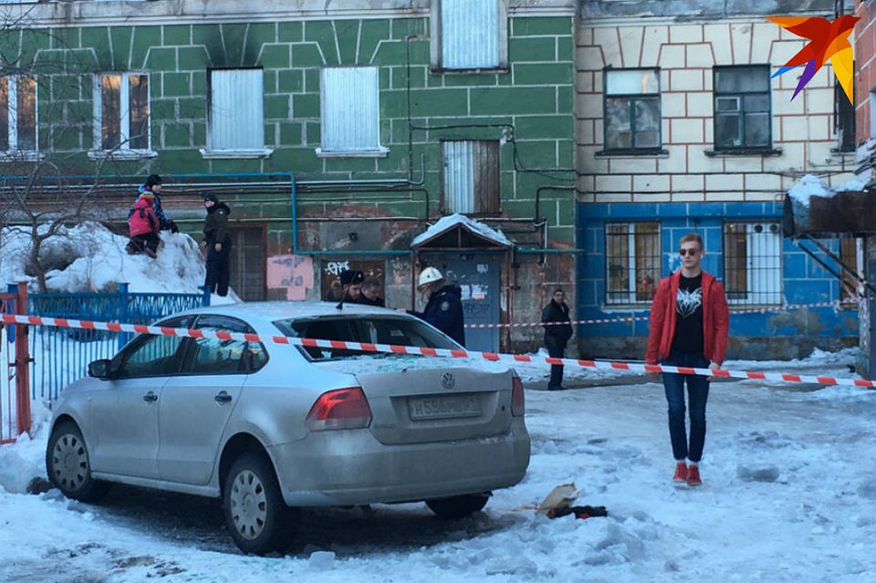 Место происшествия оцепили, но рядом играют дети и ходят люди.