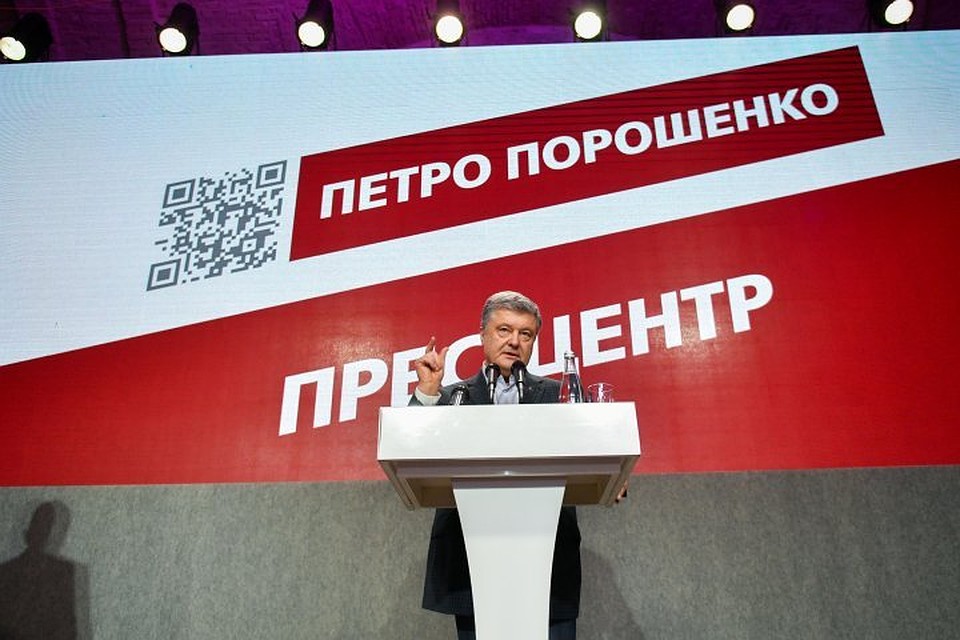 Действующий президент Украины Петр Порошенко на пресс-конференции по итогам первого тура выборов