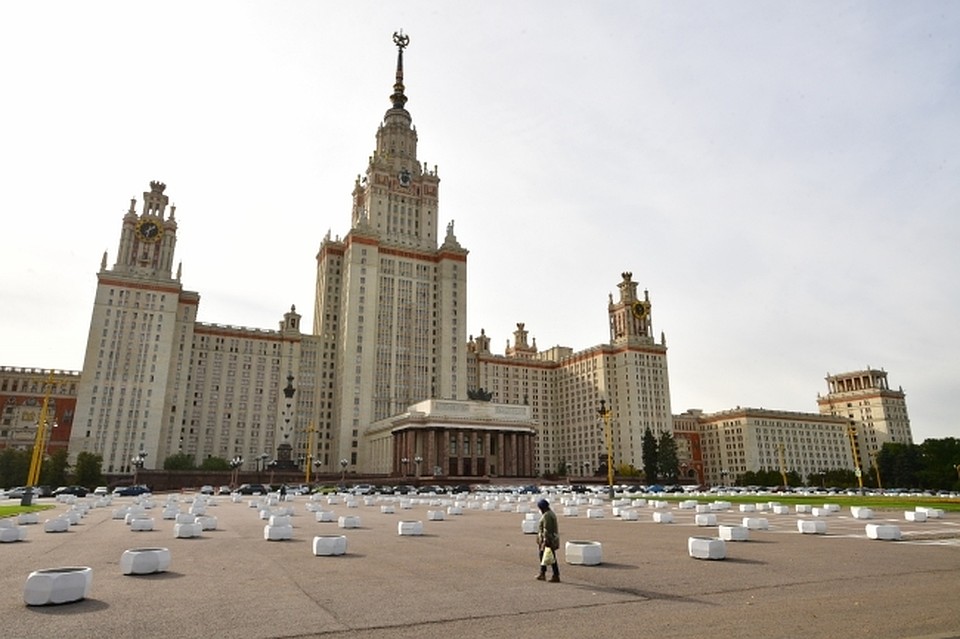 Выставка-ярмарка российских вузов организовывается представительством Россотруничества в КР (на фото здание МГУ)