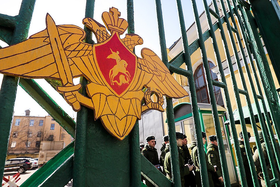 Санкт-Петербург. На территории Военно-космической академии имени А.Ф. Можайского, где произошел взрыв. В результате происшествия пострадали люди. Фото Александр Демьянчук/ТАСС
