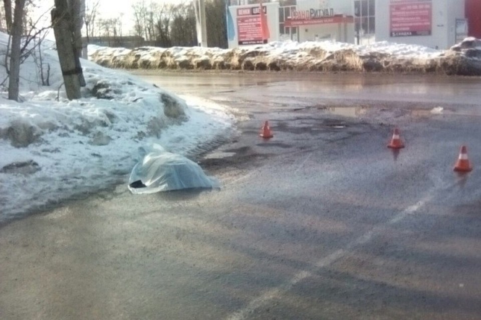 Место смертельной аварии огородили конусами. Фото: группа ВК "ЧП Березники".