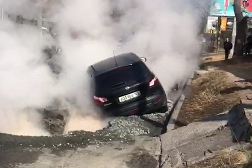 Nissan Qashqai оказался на краю пропасти из-за порыва трубы горячего водоснабжения.