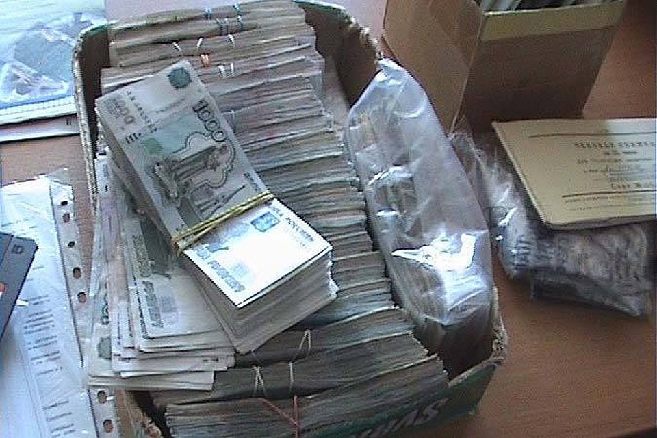 Как только налоговик сняла арест со счетов задолжавшей в бюджет компании, директор увел в другую свою фирму 100 миллионов рублей.