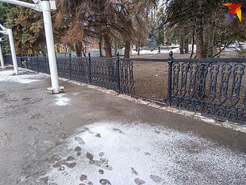 На Театральной площади похищают ограду