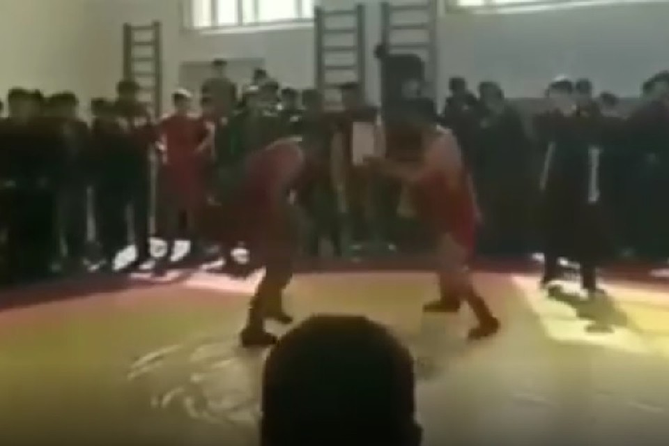 Массовая драка чеченских борцов попала на видео