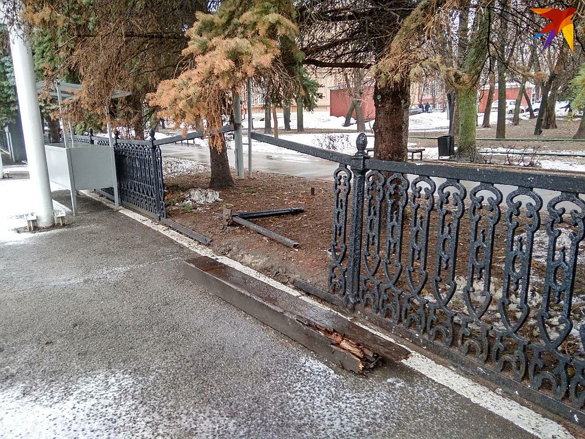 Распиленный и украденный чугунный забор возле городской доски почета Саратова