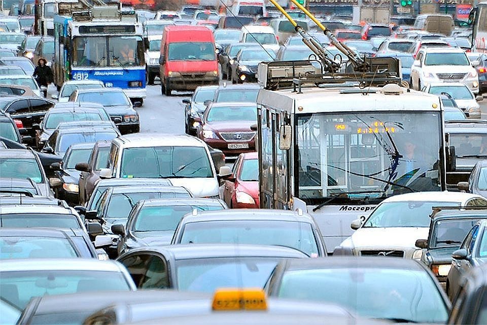 Московских водителей призвали пересесть на общественный транспорт из-за пробок