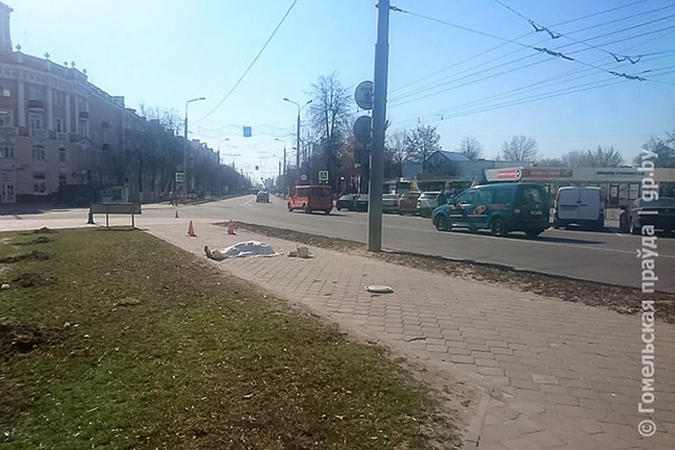 Водителю стало плохо за рулем, в результате его старенькая Audi вылетела на тротуар и насмерть сбила 78-летнюю женщину. Фото: gp.by.