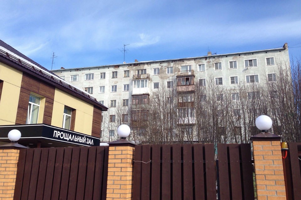 Прощальный зал находится рядом с жилыми домами: процессии будет видно из окон. Фото: vk.com/krai51