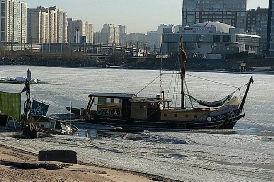У "Лахта Центра" затонул старый прогулочный катер. Фото: vk.com/spb_today