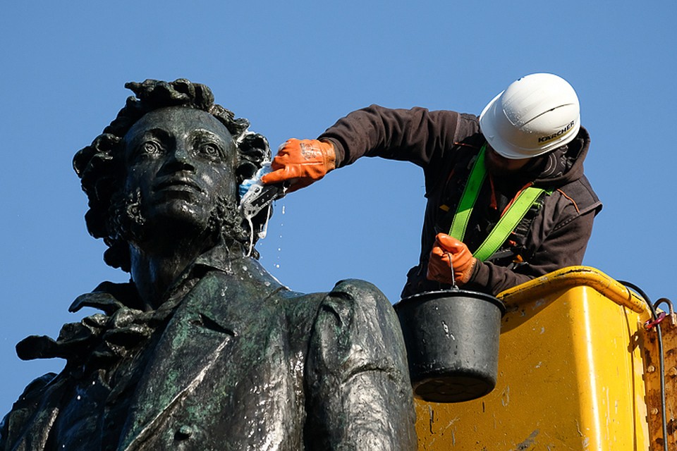 В Петербурге начали мыть памятники.