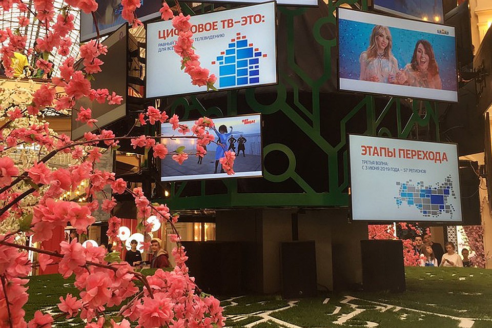 В самом центре Москвы появилось "теледерево". Фото Константин ГЛЫБА