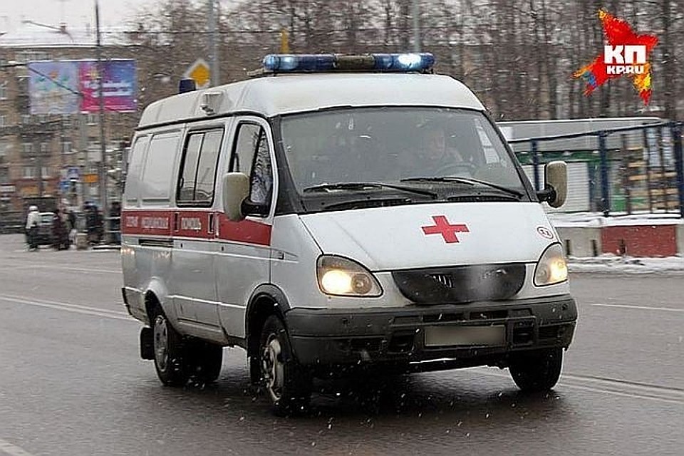 Врачи осмотрели сбитую девочку.