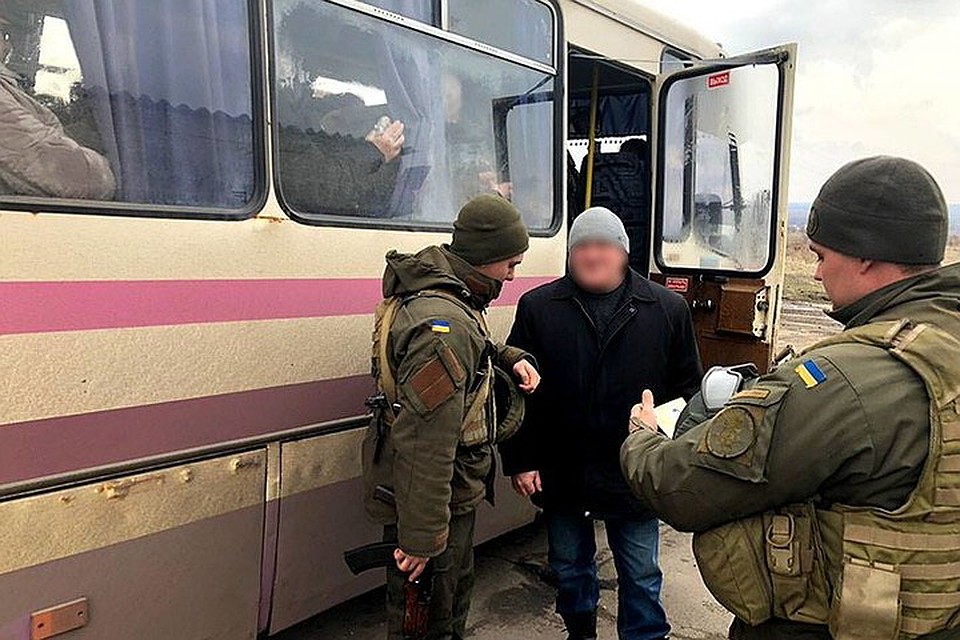 Проверки на пунктах пропуска украинские военные превратили в источник стабильных доходов. Фото: facebook.com/pressjfo.news