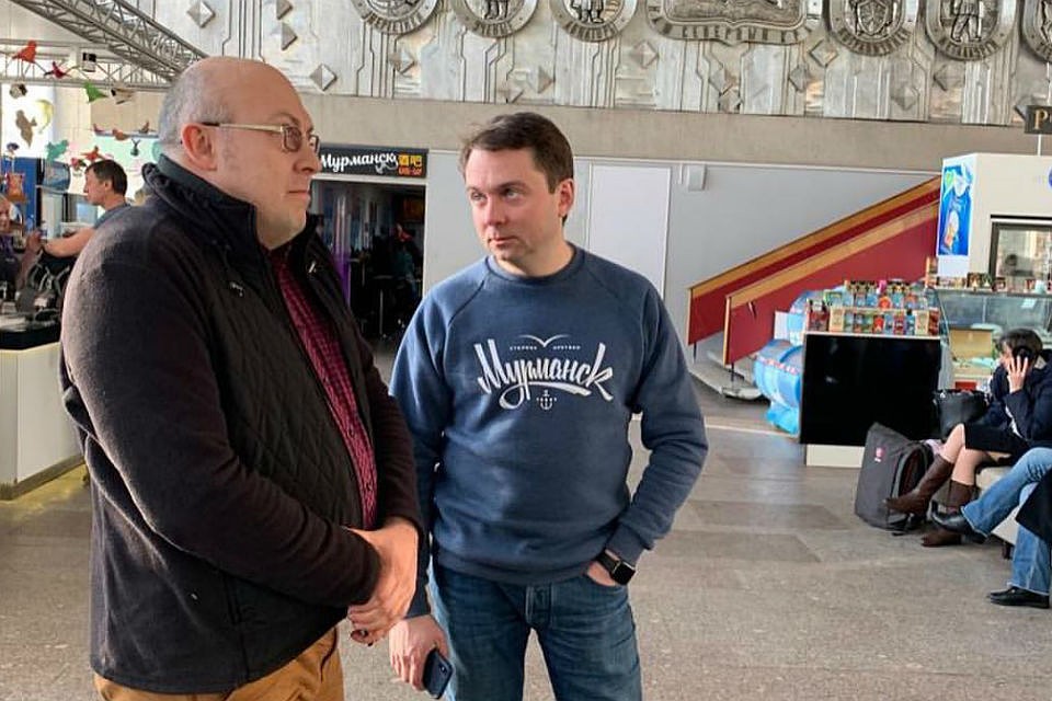 Андрей Чибис перед отлетом в Москву успел пообщаться с пассажирами в аэропорту "Мурманск".