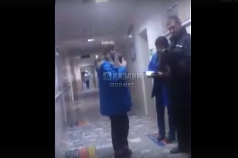 Мужчину разозлило, что медики дали ему тазик, а не оказывали помощь