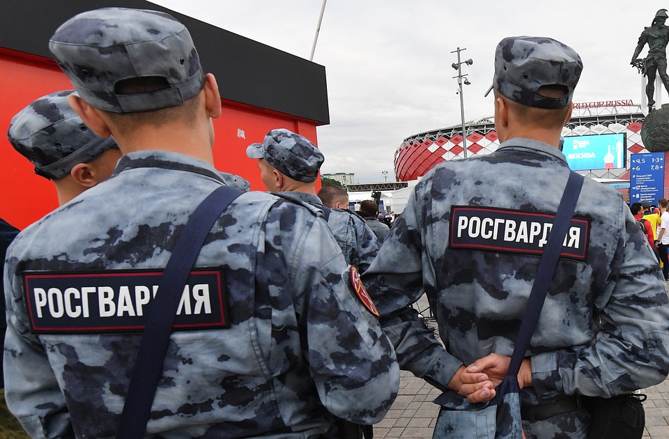 При виде патрульного автомобиля мужчина резко свернул в сторону и ускорил шаг.
