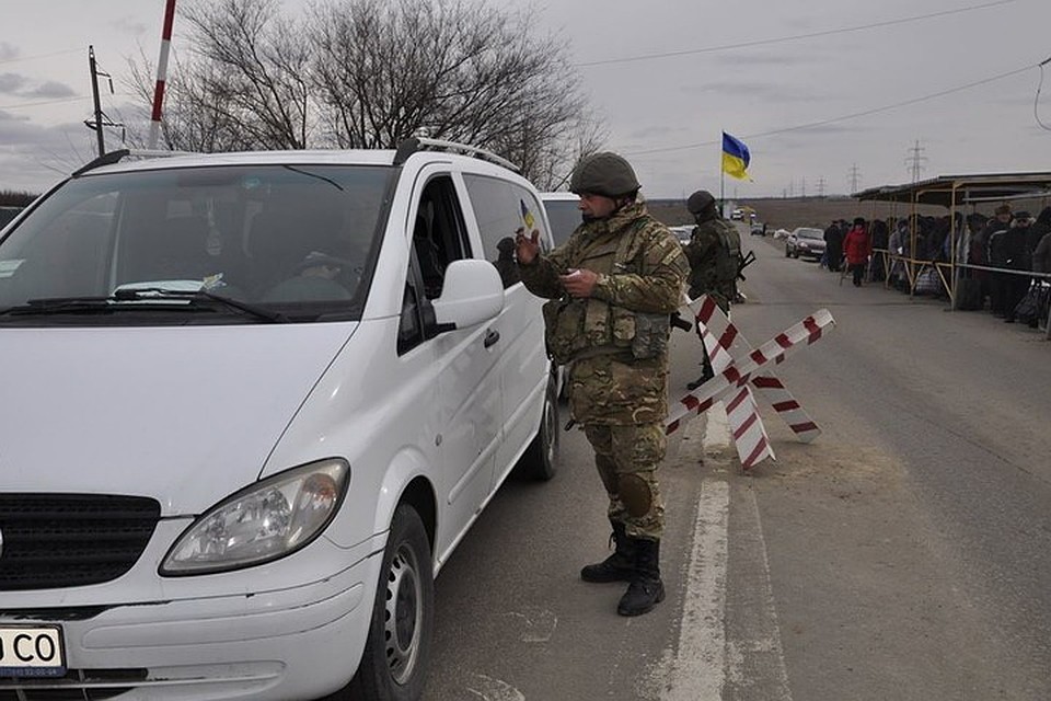 Проезд в таком микроавтобусе из Донецка в Волноваху без очереди обходится пассажирам в 450 гривен. Фото: facebook.com/pressjfo.news