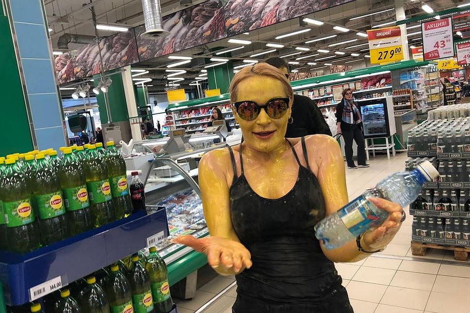 Девушка устроила танцы в магазинах.