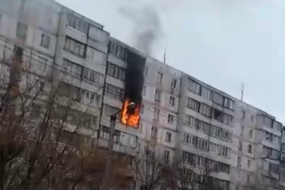 Жители переживают: из-за пламени мог взорваться газ в квартирах. Фото: стоп-кадр из видео