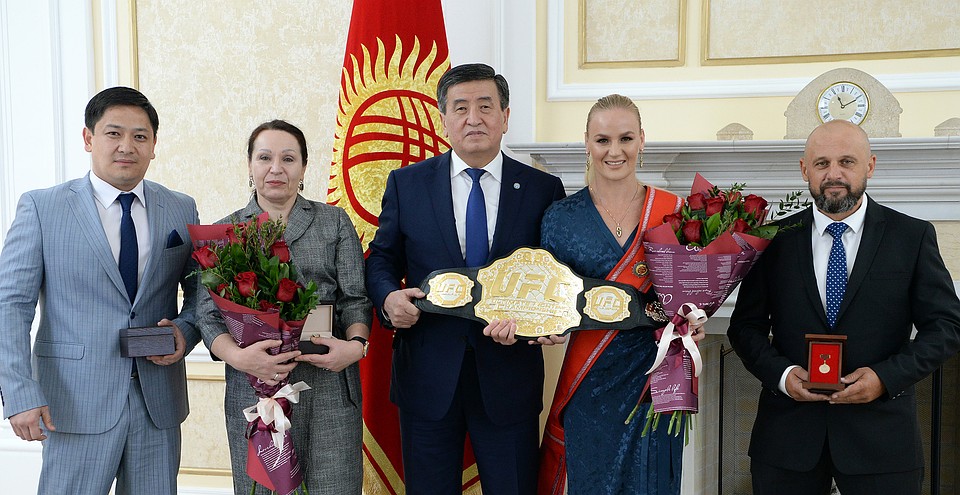 С чемпионкой встретился президент, чтобы лично вручить ей награду