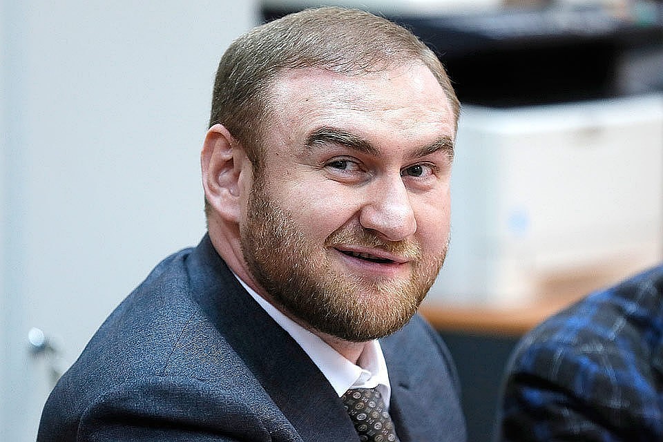 Сенатора Арашукова обвиняют во множестве преступлений