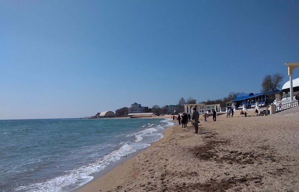 На полуострове уже тепло, но купаться в море еще рано.