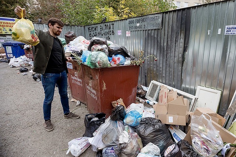Один сосед чуть не застрелил другого из-за брошенного пакета с мусором.